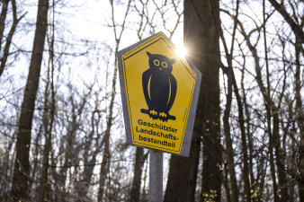 Schild im Wald Geschützter Landschaftsbestandteil