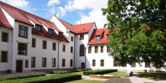 Innenhof des Personalamts der Stadtverwaltung Erfurt mit Grünanlage