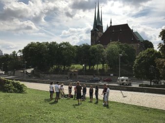 Eine Gruppe junger Menschen bearbeitet im Rahmen der Einführungswoche am Petersberg eine Gruppenaufgabe mit Blick auf den Erfurter Dom