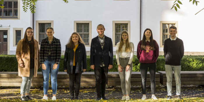 Neun junge Menschen im Wigbertihof zum Studienbeginn 2021