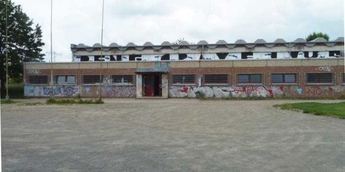 mit Graffiti versehene alte unansehnlicher Betonbau