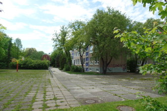 Schulgebäude mit Grün