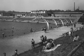 historische Aufnahmen des Nordbads mit Badegästen und einem Schwimmbecken