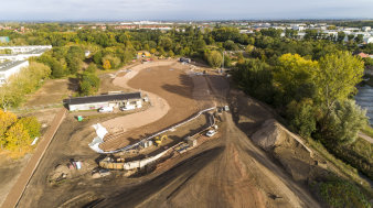 eine Baustelle inmitten einer Parklandschaft, in der im Erfurter Norden der Auenteich entsteht