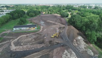 eine Baustelle inmitten einer Parklandschaft, in der im Erfurter Norden der Auenteich entsteht