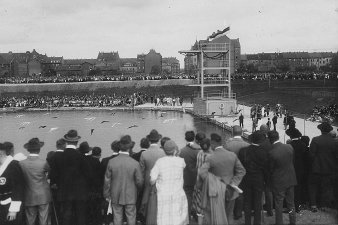 historische Aufnahme eines Schwimmfestes im Erfurter Nordbad mit zahlreichen Zuschauern am Schwimmbeckenrand