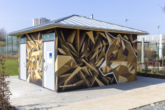 Foto: Freigabe Parkabschnitt "Klärchen" © Stadtverwaltung Erfurt eine WC-Anlage mit Graffiti-Gestaltung in einem Park