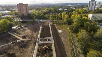 Luftaufnahme einer Baustelle in einer Parklandschaft