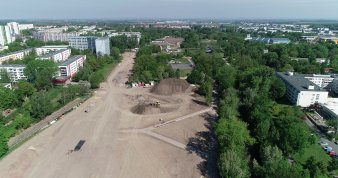 Luftaufnahme einer Baustelle in einer Parklandschaft