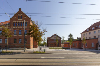 verschiedene Backsteingebäude stehen an einer Straße