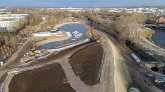 Luftaufnahme einer Baustelle mit Teich in einem Park