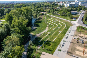 Luftaufnahme eines Parkabschnitts an einem Fluss