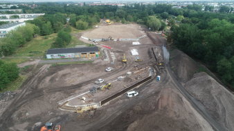 eine Baustelle inmitten einer Parklandschaft, in der im Erfurter Norden der Auenteich entsteht