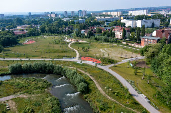 Luftaufnahme eines Parkabschnitts an einem Fluss