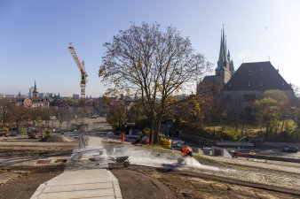 eine Baustelle, im Hintergrund der Erfurter Dom