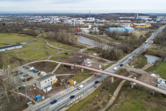 Luftaufnahme einer Straße, über die eine Brücke verläuft