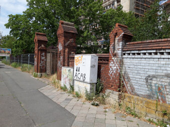 eine Mauer und ein Verteilerkasten mit Schmierereien