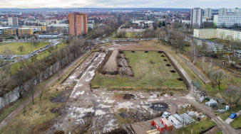 Luftaufnahme einer Baustelle in einer Parklandschaft