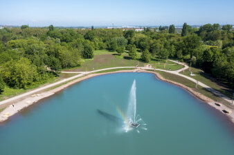 Luftaufnahme eines Teichs mit Fontäne