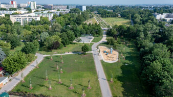 Luftaufnahme eines Parkabschnitts mit einem Spielplatz und verschiedenen Wegen