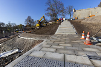 ein neu gepflasterter Weg in einer Baustelle