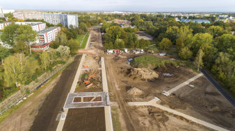 Luftaufnahme einer Baustelle in einer Parklandschaft