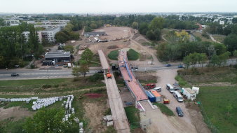 eine Großbaustelle mit einem Brückenneubau und einer im Bau befindlichen Parklandschaft