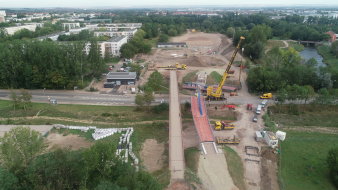 eine Großbaustelle mit einem Brückenneubau und einer im Bau befindlichen Parklandschaft