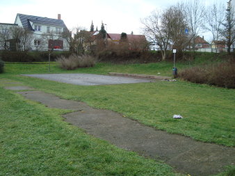 alte Betonwege und Basketballfeld