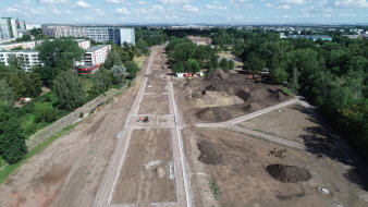 Luftaufnahme einer Baustelle in einer Parklandschaft