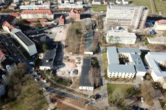 Luftaufnahme eines Bereichs mit Grünflächen und verschiedenen Häusern an der Nordhäuser Straße in Erfurt