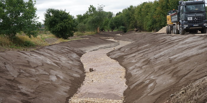 Ein Flussbett, das kein Wasser führt