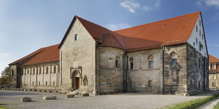 romanisches Kirchengebäude
