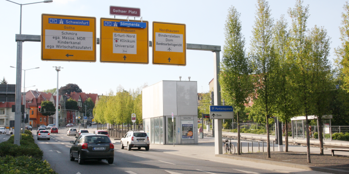 Foto: Gothaer Platz © Stadtverwaltung Erfurt Platz/Straße mit Schilderbrücke, Pkws und Haltestelle