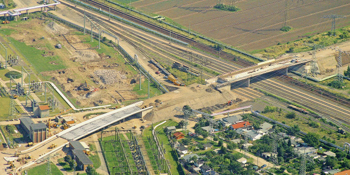 Foto: Neubau Bunsenstraße 2002 © Siegfried Falke Luftaufnahme der Baustelle Bunsenstraße mit Brücken über Gleisen