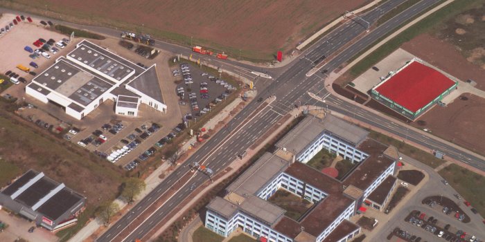 Foto: Weimarische Straße © Siegfried Falke Luftaufnahme einer mehrspurigen Straße im Kreuzungsbereich mit Gewerbeflächen und Gebäuden