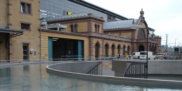 Foto: ICE-Bahnhof © Stadtverwaltung Erfurt Bahnhofsgebäude mit Wasserfläche davor