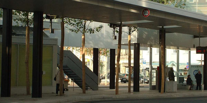 Foto: Busbahnhof 2002 © Stadtverwaltung Erfurt bandartige Stahlkonstruktion mit Bussteigen und Bäumen