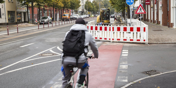 Foto: Baustelle Magdeburger Allee mit Fahrradfahrer © Stadtverwaltung Erfurt Ein Fahrradfahrer fährt auf die Baustelle zu