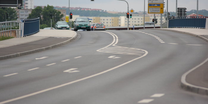 Straßenbrücke mit Fahrstreifen und Signalanlagen