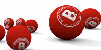 Rote Bälle in verschiedenen Größen sind im Raum angeordnet. Jeder Ball trägt den Aufdruck "Bildungsstadt Erfurt".