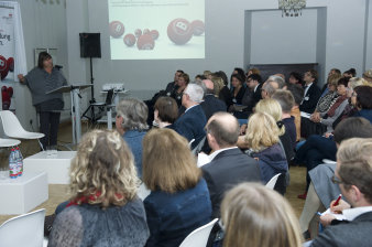 Am Podium begrüßt Tamara Thierbach die Teilnehmenden der 3. Fachtagung: "Bildungswege eröffnen – Neue Perspektiven in der Bildungsberatung" am 03.11.2014.