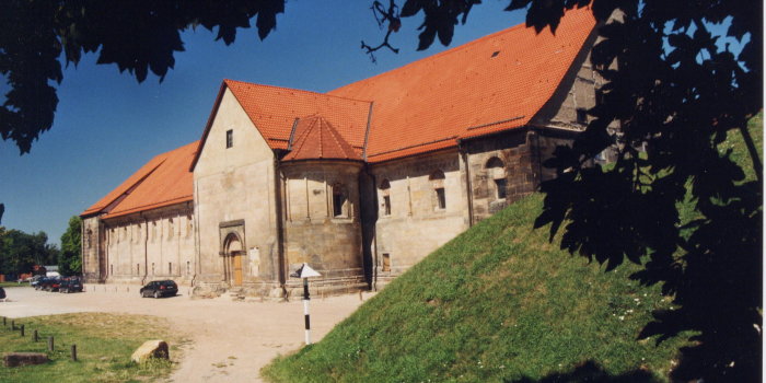 Das Gebäude der romanischen Peterskirche auf der Zitadelle Petersberg.