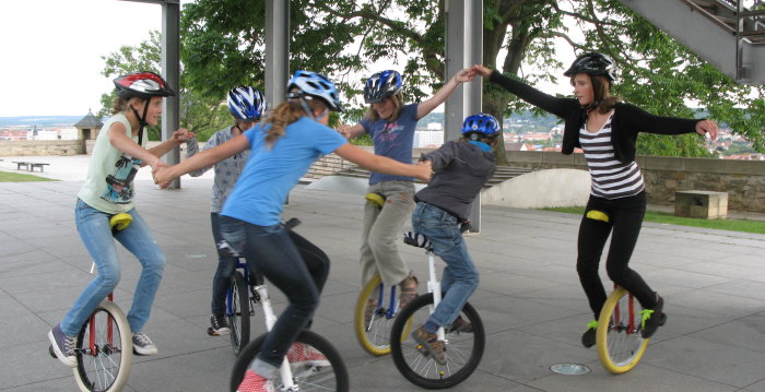 Kinder fahren auf dem Petersbergplateau Einrad.