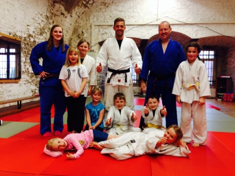 Erfurter Kampfsportcentrum Kinder und Trainer des Kampfsportzcentrums im Trainingsraum.