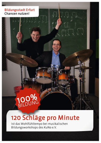 Zwei Männer sitzen an einem Schlagzeug und spielen. Darunter steht der Satz: "120 Schläge pro Minuteist das Wohlfühltempo bei musikalischenBildungsworkshops des KuNo e. V."