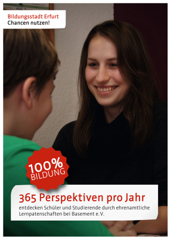 Junge Frau und Junge sitzen am Tisch und unterhalten sich. Darunter steht der Satz "365 Perspektiven pro Jahr entdecken Schüler und Studierende durch ehrenamtliche Lernpatenschaften bei Basement e. V."