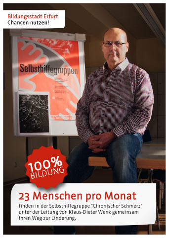 Ein Mann sitzt auf einem Tisch. Im Hintergrund steht eine Flipchart. Darunter steht der Satz: "23 Menschen pro Monat finden in der Selbsthilfegruppe "Chronischer Schmerz" unter der Leitung von Klaus-Dieter Wenk gemeinsam ihren Weg zur Linderung."