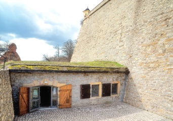 Destille auf dem Petersberg Foto des Gebäudes der "Destille" vor den Mauern der Bastion Martin auf dem Petersberg