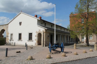 Petersberg Neue Wache Das Gebäude der Neuen Wache auf dem Petersberg mit der blauen Kanone im Vordergrund.